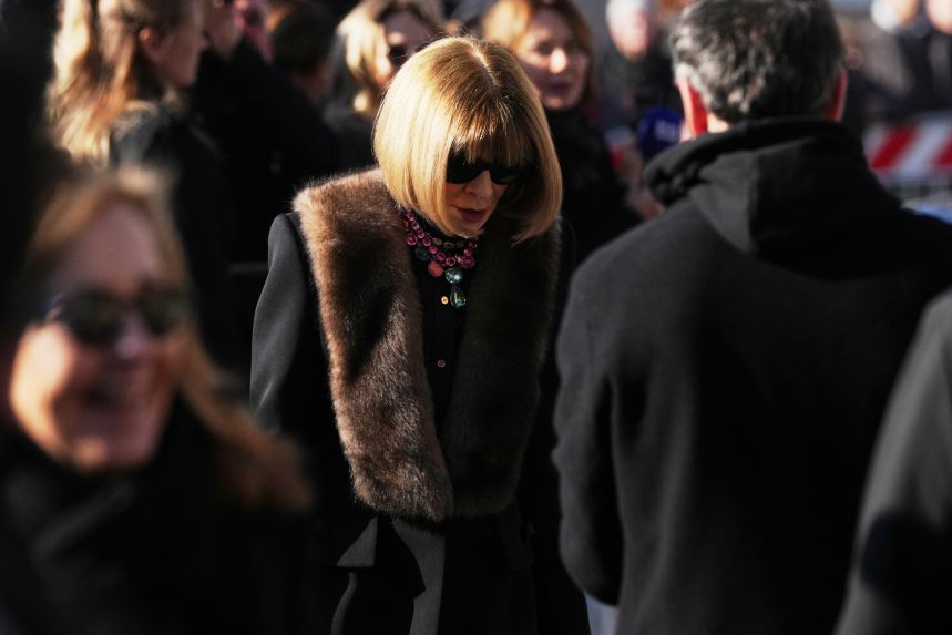 Anna Wintour na pohrebe talianskeho m&oacute;dneho n&aacute;vrh&aacute;ra Valentina Garavaniho.