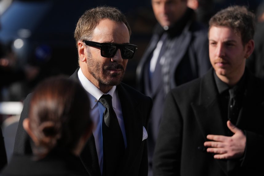Tom Ford na pohrebe talianskeho m&oacute;dneho n&aacute;vrh&aacute;ra Valentina Garavaniho.