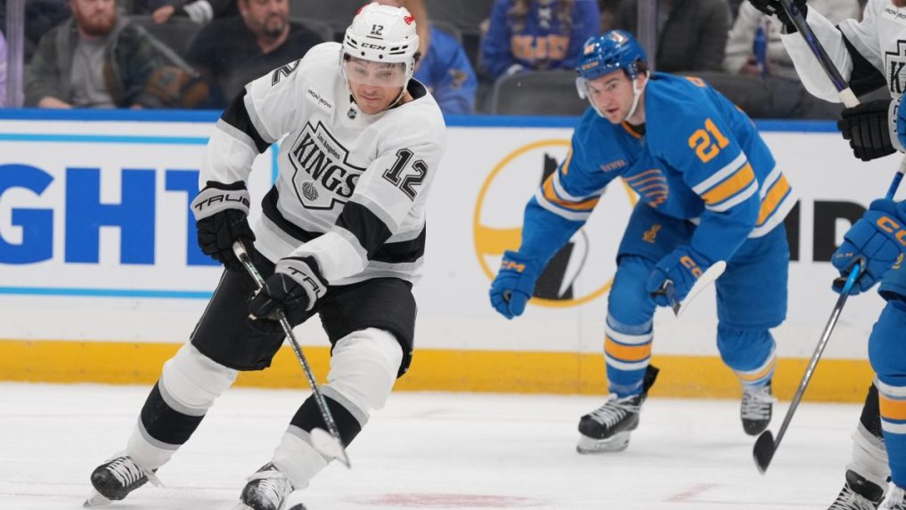 Trevor Moore z LA Kings a Jimmy Snuggerud zo St. Louis Blues.