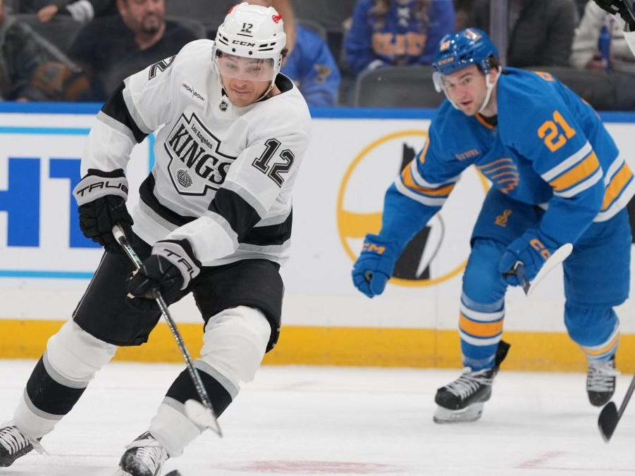 Trevor Moore z LA Kings a Jimmy Snuggerud zo St. Louis Blues.