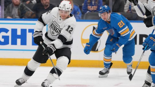 Trevor Moore z LA Kings a Jimmy Snuggerud zo St. Louis Blues.