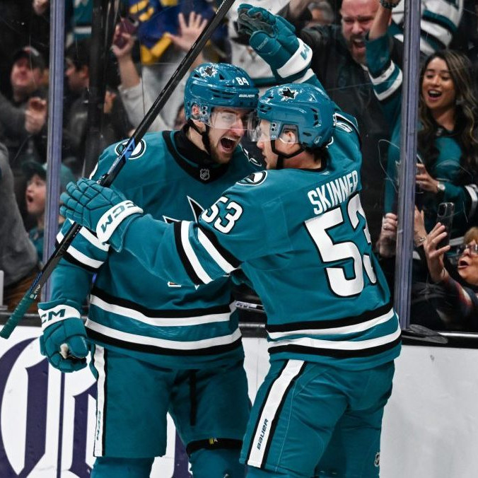 Pavol Regenda (vľavo) oslavuje gól so svojim spoluhráčom.