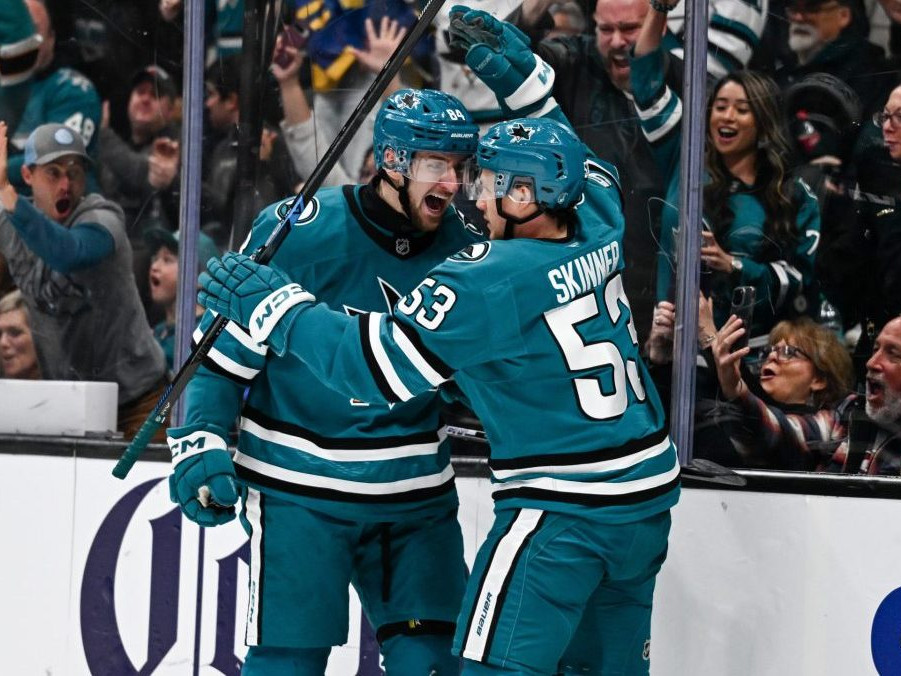 Pavol Regenda (vľavo) oslavuje gól so svojim spoluhráčom.