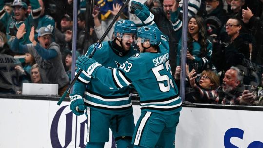 Pavol Regenda (vľavo) oslavuje gól so svojim spoluhráčom.