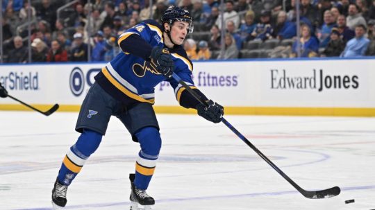 NHL: Dvorský bodoval štvrtýkrát po sebe, Slafkovskému ušiel víťazný gól