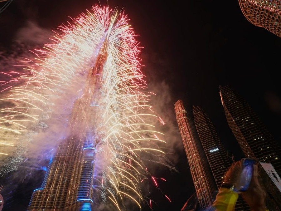 Novoročný ohňostroj na najvyššej budove sveta Burj Khalifa v Dubaji.