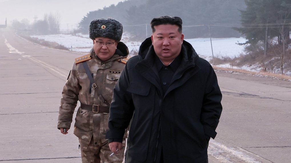 Na snímke vpravo severokórejský líder Kim Čong-un.