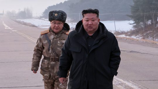 Na snímke vpravo severokórejský líder Kim Čong-un.