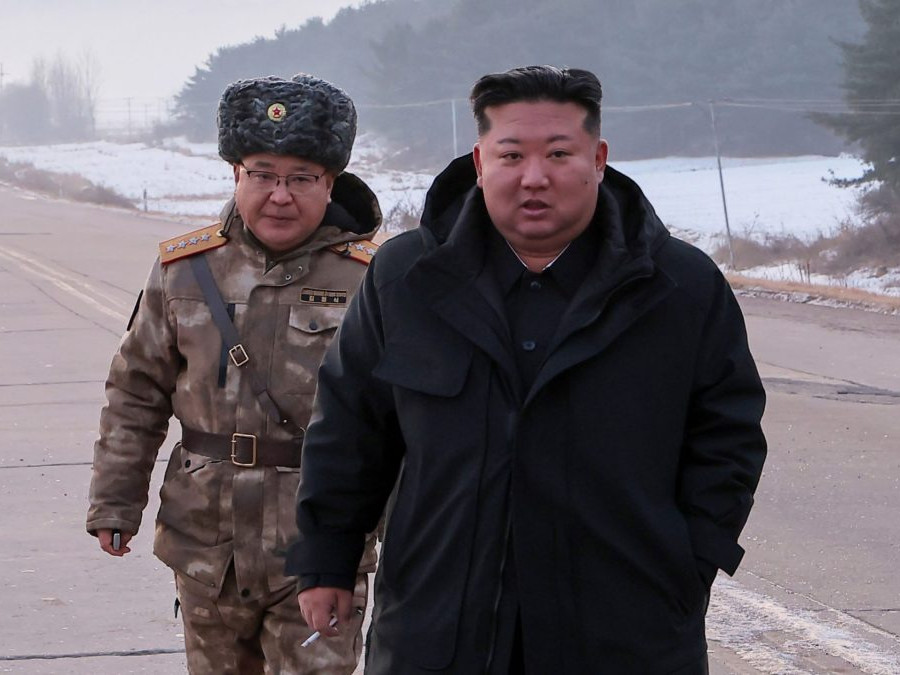 Na snímke vpravo severokórejský líder Kim Čong-un.