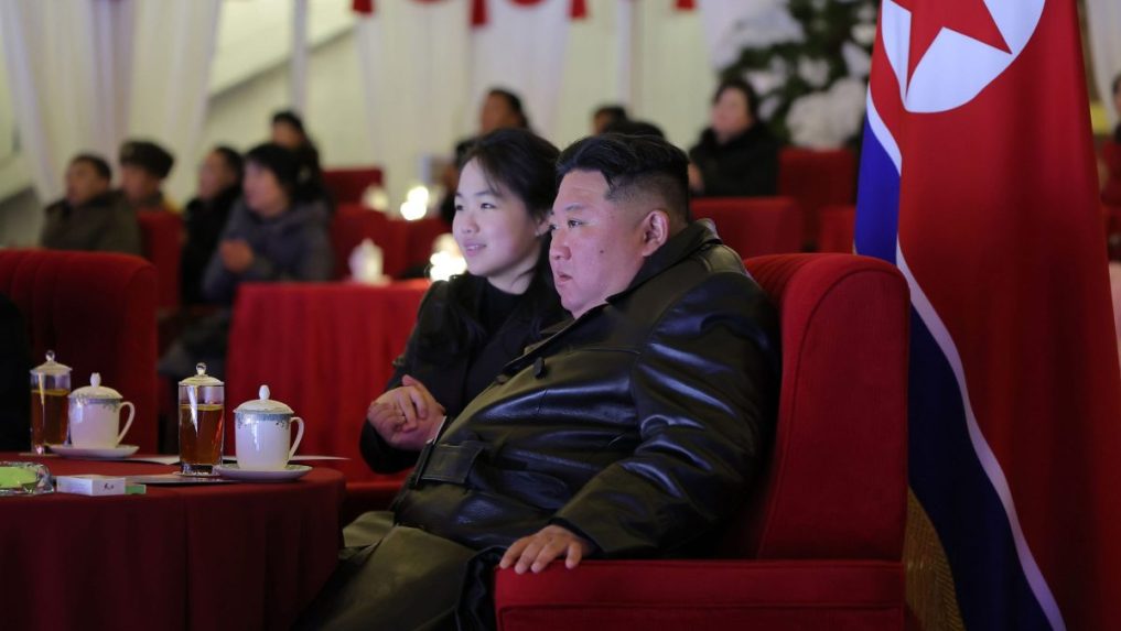 Severokórejský vodca Kim Čong-un a jeho dcéra sledujú novoročné oslavy.