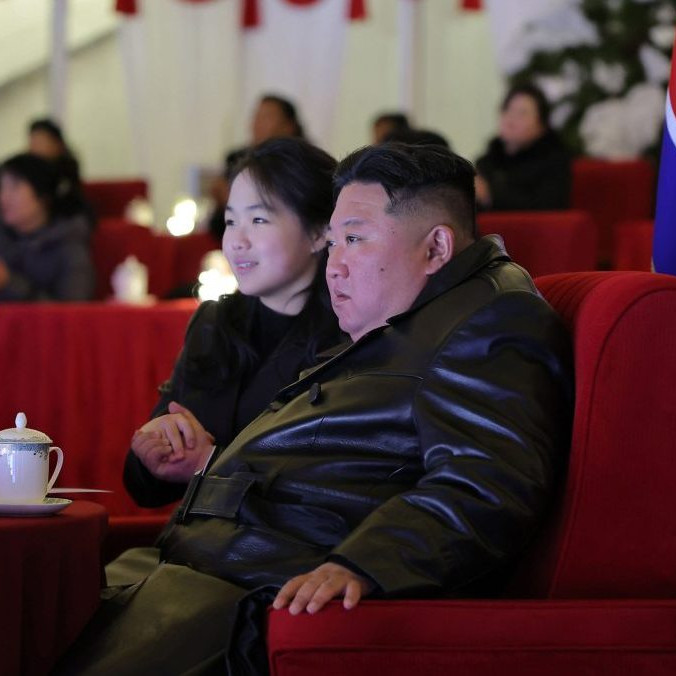 Severokórejský vodca Kim Čong-un a jeho dcéra sledujú novoročné oslavy.