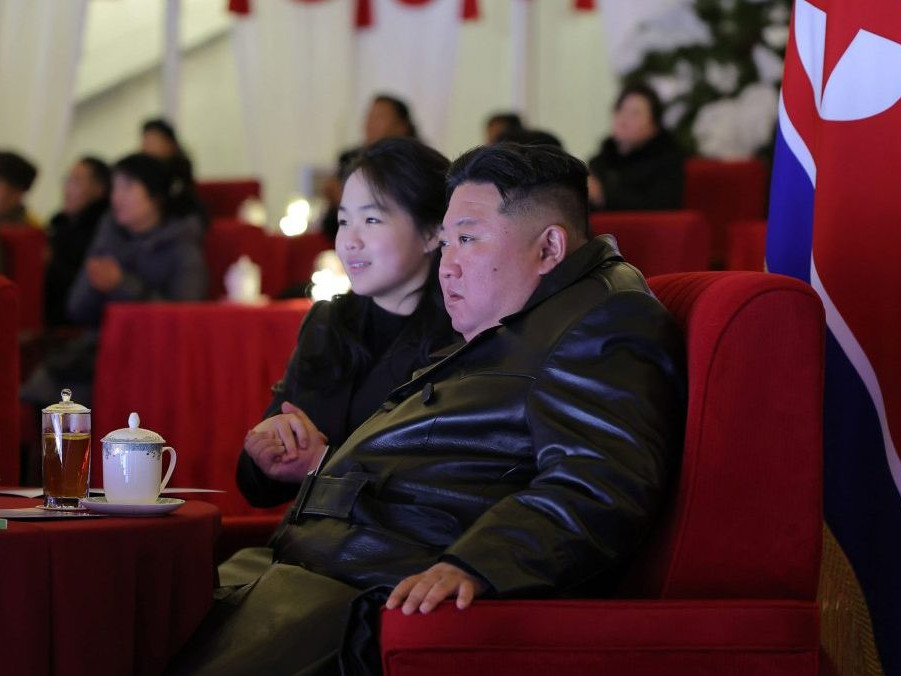 Severokórejský vodca Kim Čong-un a jeho dcéra sledujú novoročné oslavy.