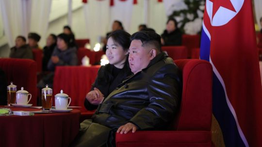 Severokórejský vodca Kim Čong-un a jeho dcéra sledujú novoročné oslavy.
