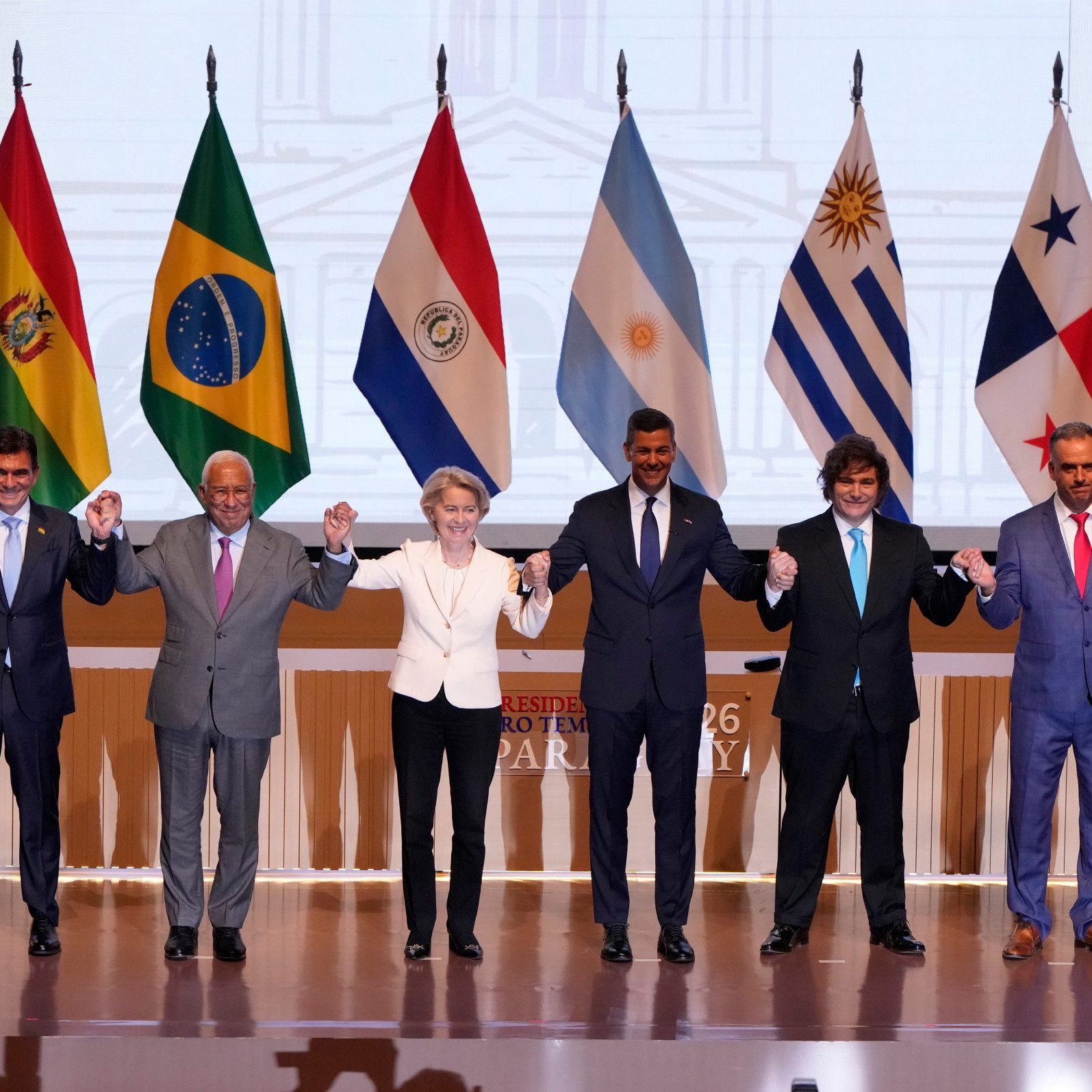 Lídri po podpise dohody.