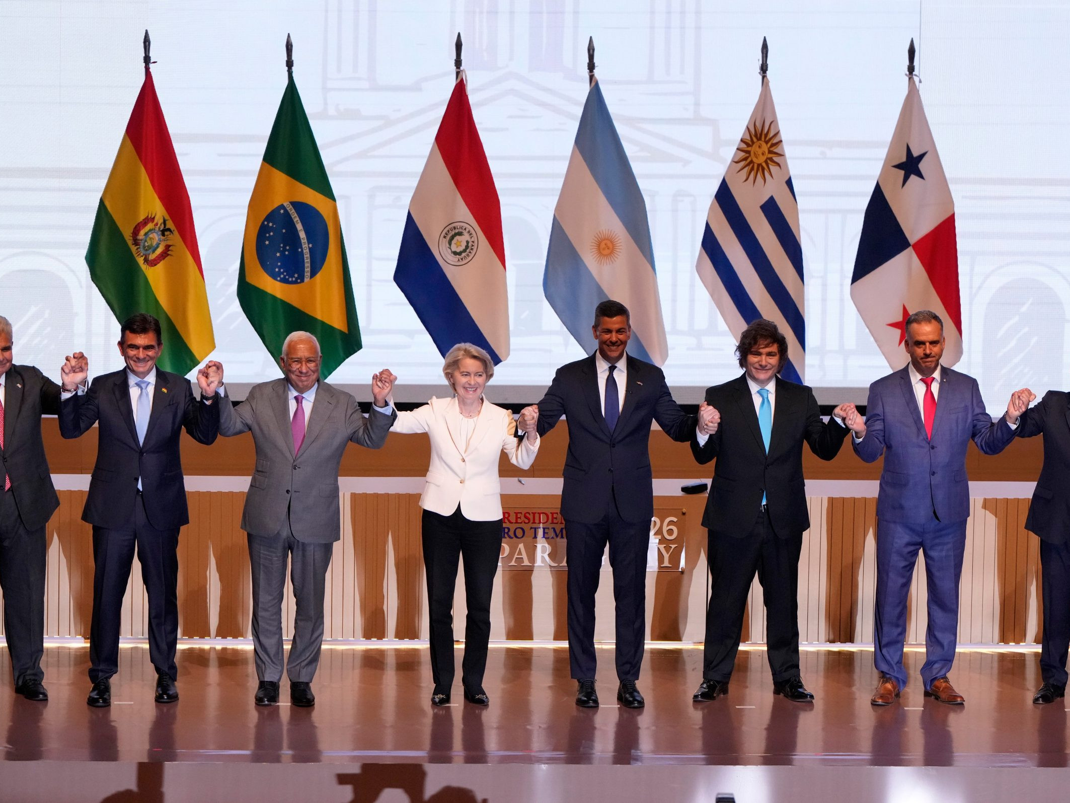 Lídri po podpise dohody.