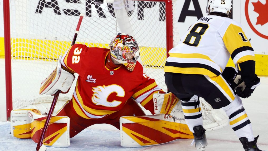 Hokejista Penguins' Thomas Novak a brankár Flames Dustin Wolf.