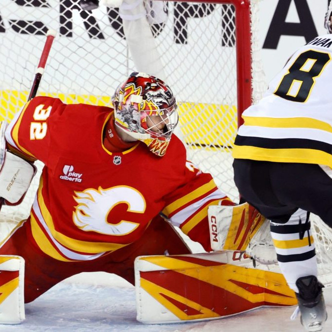 Hokejista Penguins' Thomas Novak a brankár Flames Dustin Wolf.