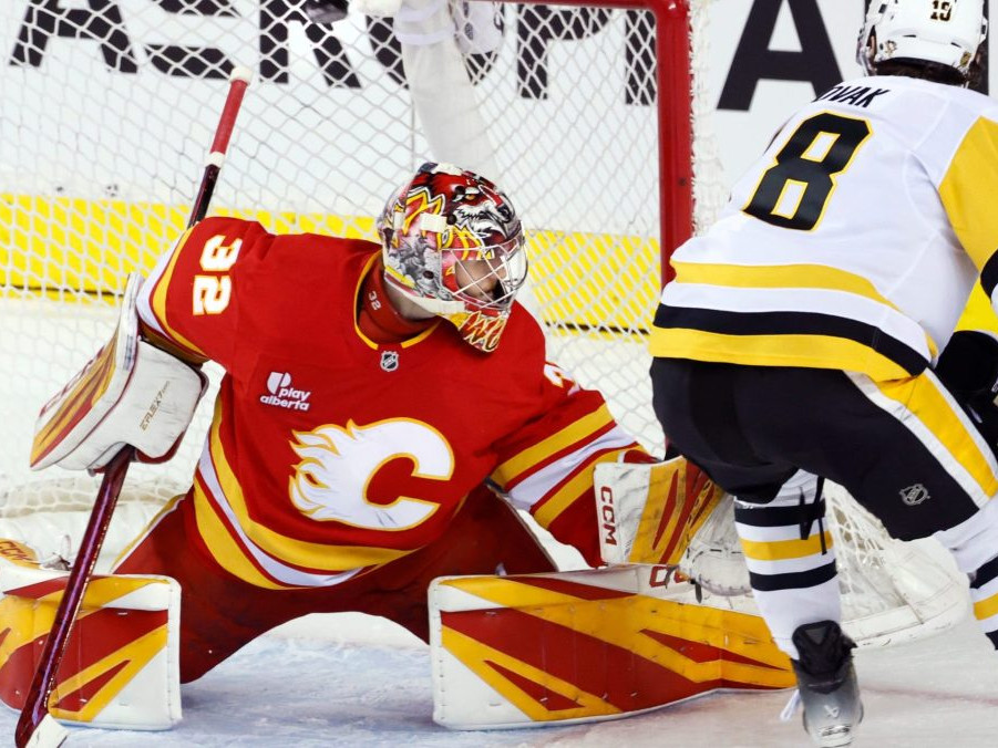 Hokejista Penguins' Thomas Novak a brankár Flames Dustin Wolf.