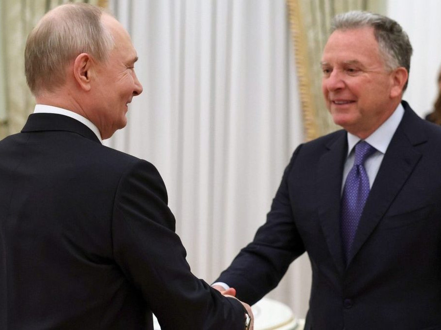 Vladimir Putin a Steve Witkoff si podávajú ruky.