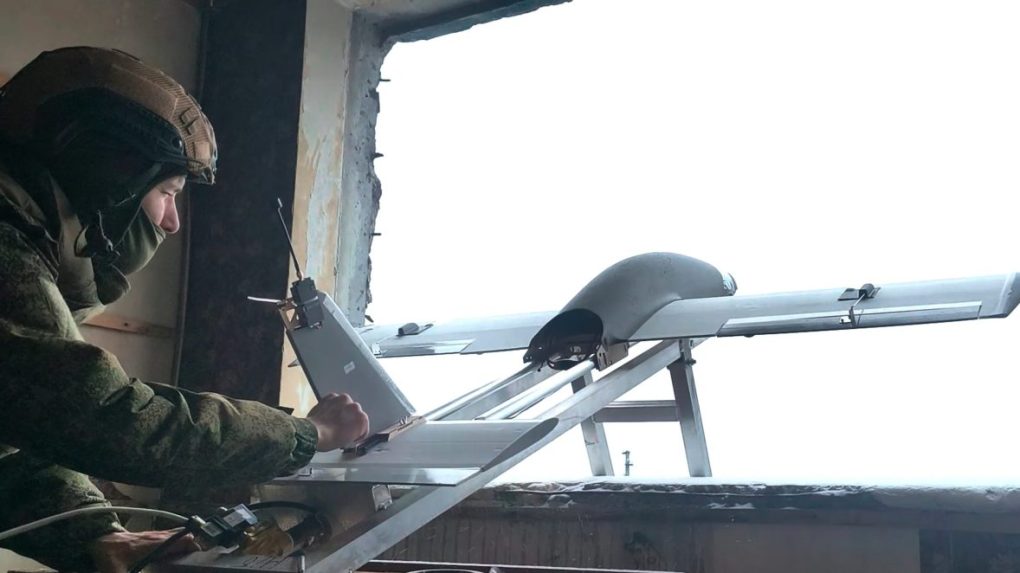 Na snímke ruský vojak mieri dron na ukrajinské územie.