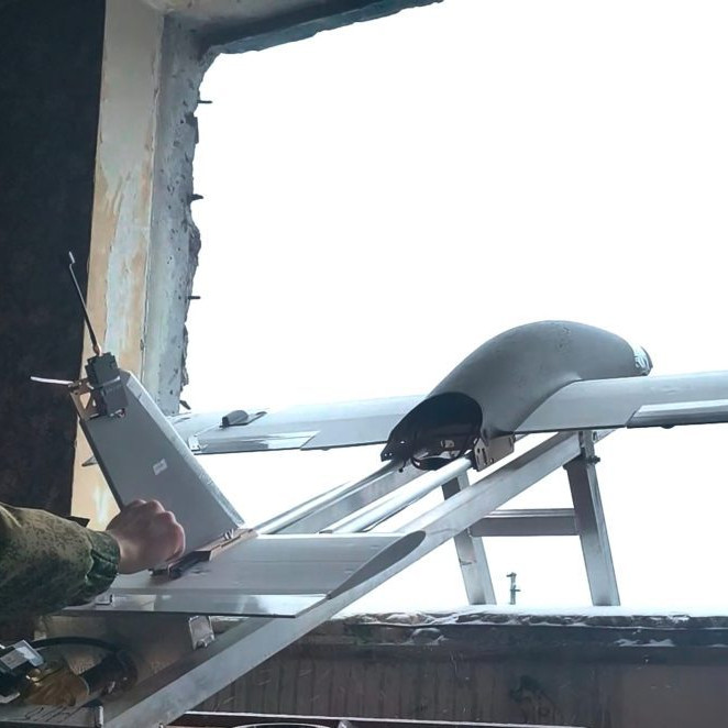 Na snímke ruský vojak mieri dron na ukrajinské územie.