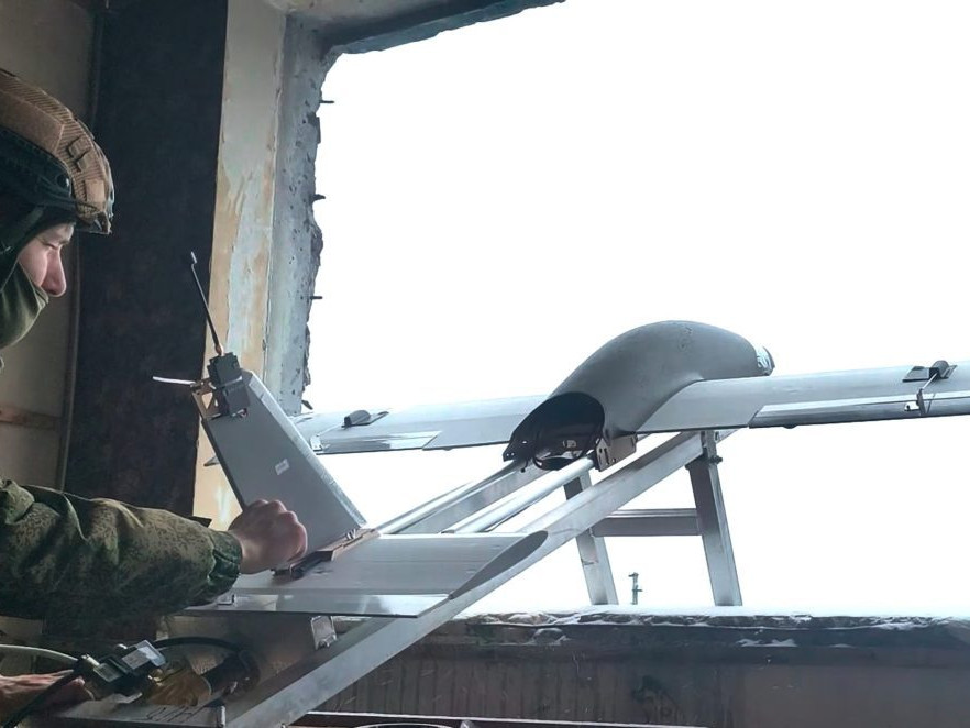 Na snímke ruský vojak mieri dron na ukrajinské územie.