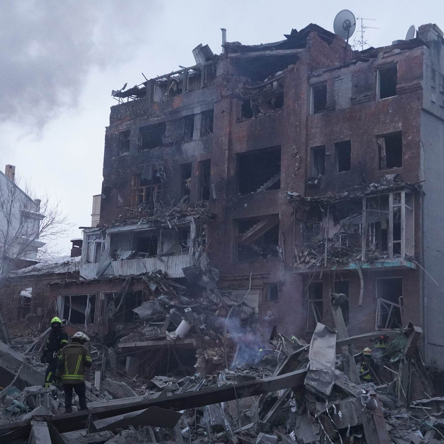 Zničená bytovka v Charkove.