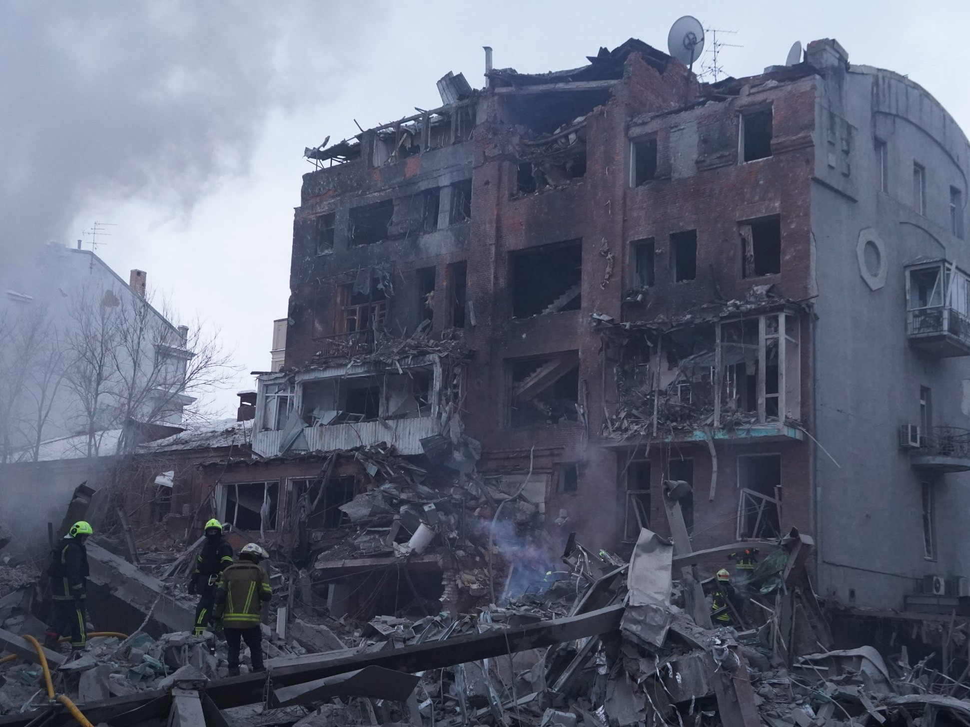 Zničená bytovka v Charkove.