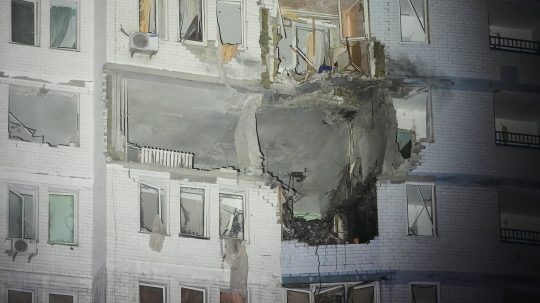 Škody na obytnej budove po ruskom útoku v Kyjeve.