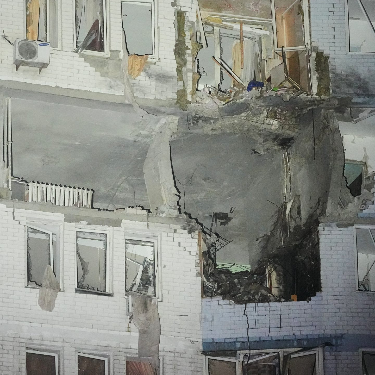 Škody na obytnej budove po ruskom útoku v Kyjeve.