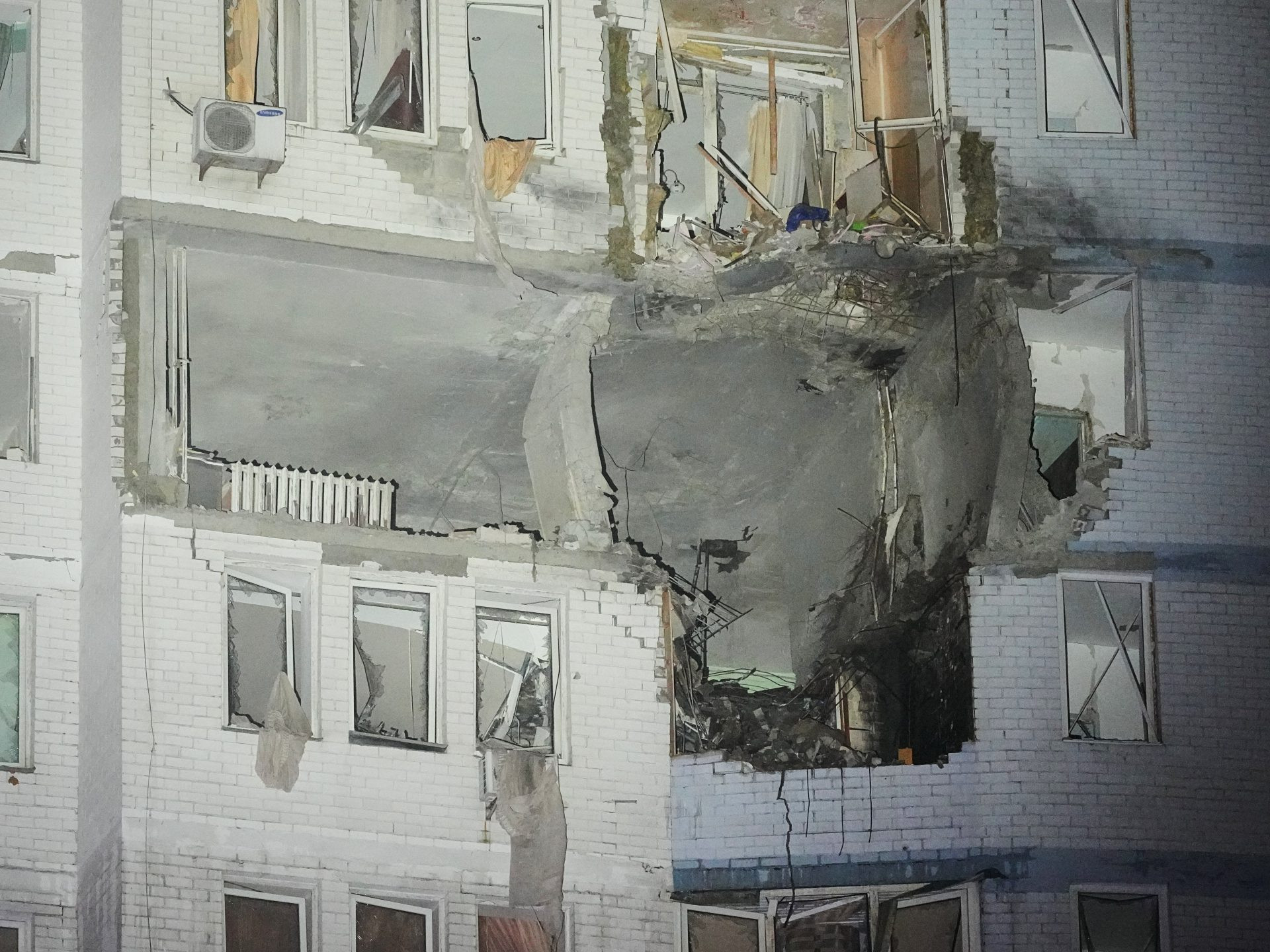 Škody na obytnej budove po ruskom útoku v Kyjeve.