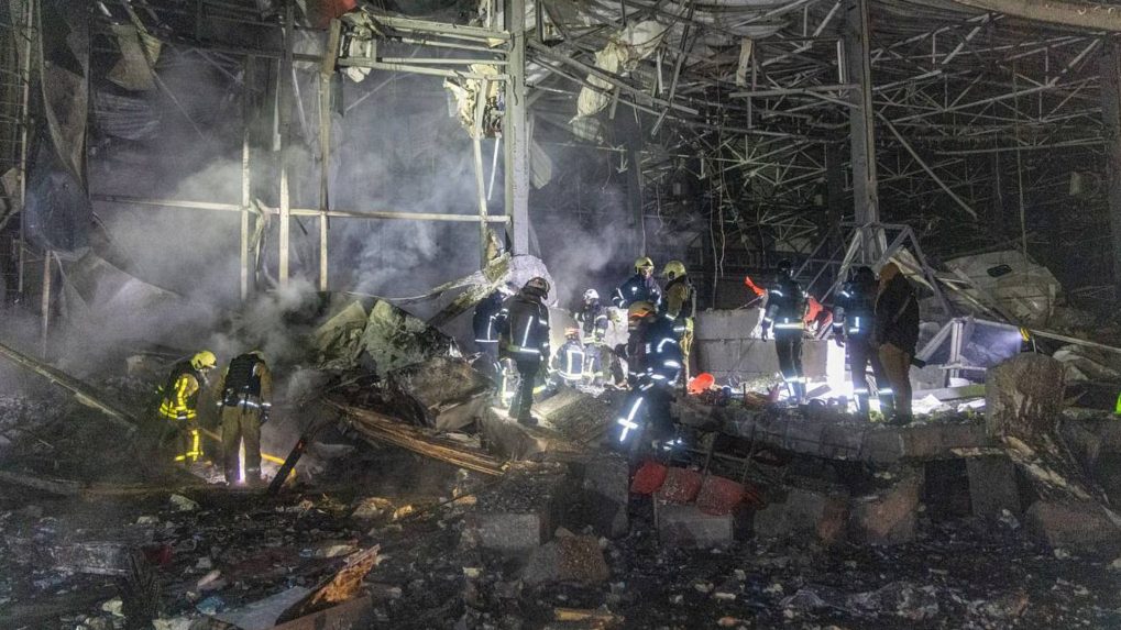 Na ilustračnej snímke ukrajinské záchranné zložky hasiace požiar v Charkove