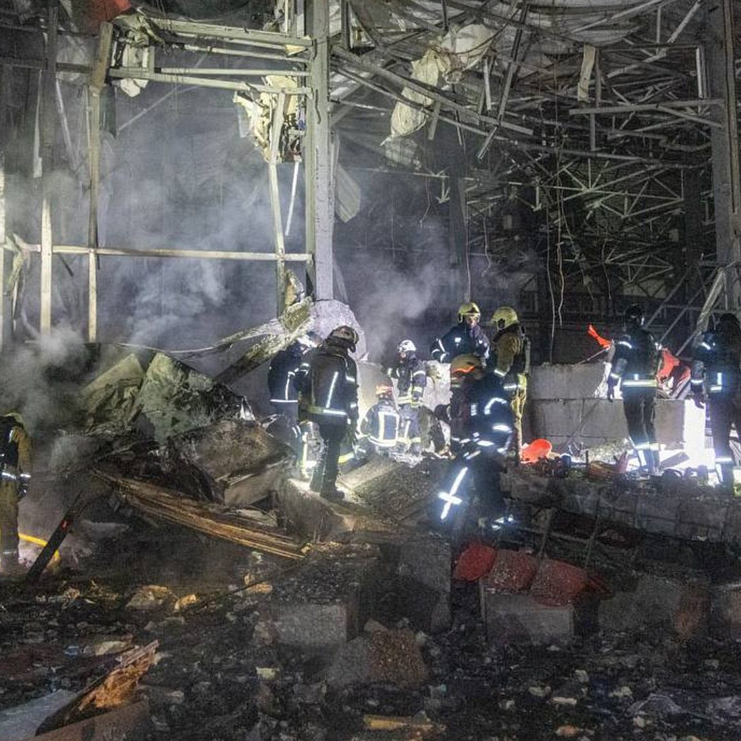 Na ilustračnej snímke ukrajinské záchranné zložky hasiace požiar v Charkove