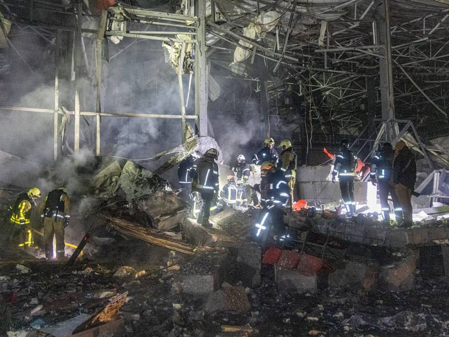 Na ilustračnej snímke ukrajinské záchranné zložky hasiace požiar v Charkove