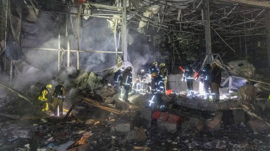 Na ilustračnej snímke ukrajinské záchranné zložky hasiace požiar v Charkove