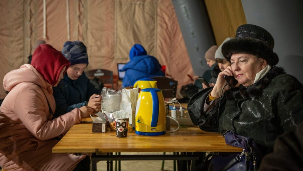 Kyjev zriadil vyše 1 200 miest, kde sa môžu ľudia zohriať, napiť a najesť.