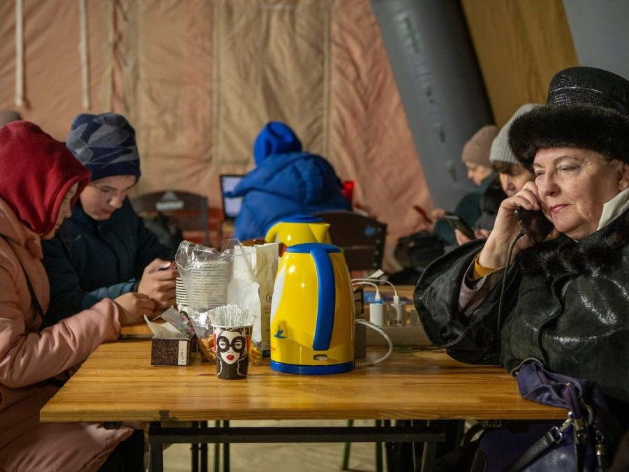 Kyjev zriadil vyše 1 200 miest, kde sa môžu ľudia zohriať, napiť a najesť.