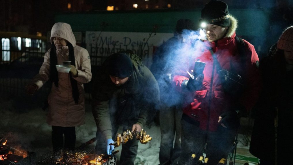Kyjevčania počas výpadku prúdu, ktorý spôsobil ruský útok.