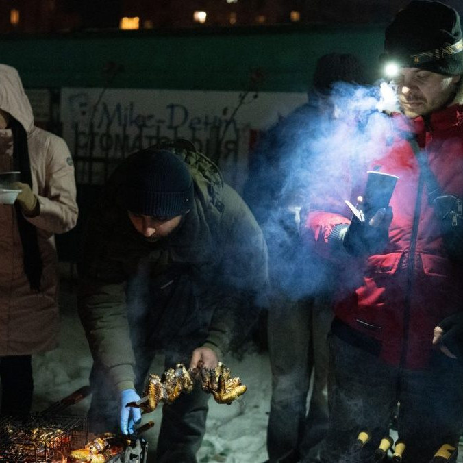Kyjevčania počas výpadku prúdu, ktorý spôsobil ruský útok.