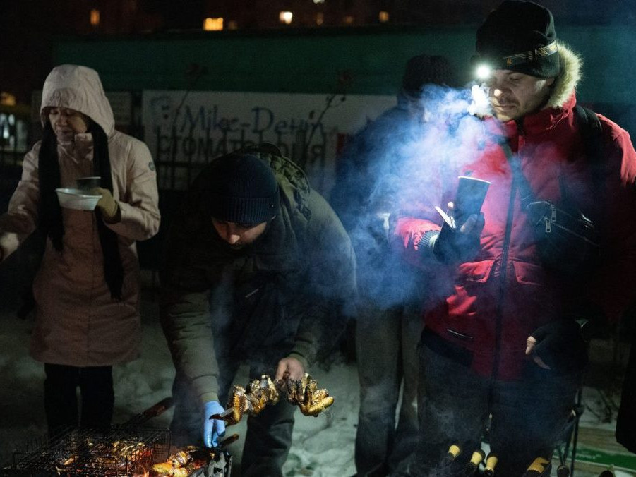 Kyjevčania počas výpadku prúdu, ktorý spôsobil ruský útok.
