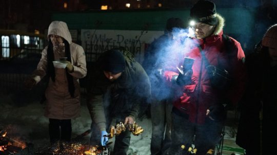 Kyjevčania počas výpadku prúdu, ktorý spôsobil ruský útok.