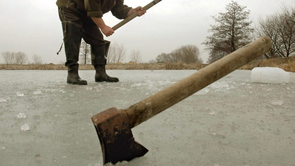 Rybári v zime robia diery do ľadu, vďaka ktorým majú ryby prísun kyslíka.