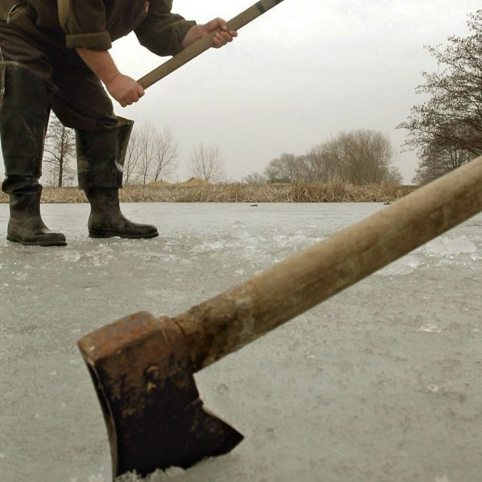 Rybári v zime robia diery do ľadu, vďaka ktorým majú ryby prísun kyslíka.