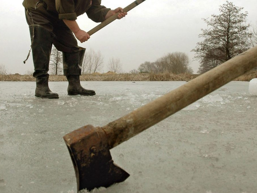 Rybári v zime robia diery do ľadu, vďaka ktorým majú ryby prísun kyslíka.