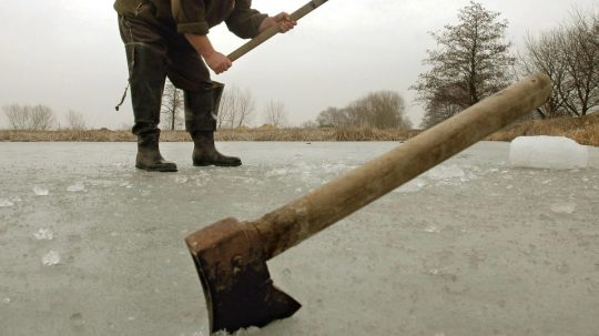 Rybári v zime robia diery do ľadu, vďaka ktorým majú ryby prísun kyslíka.