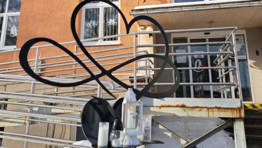 Spomienkové miesto pred budovou gymnázia v Spišskej Starej Vsi.