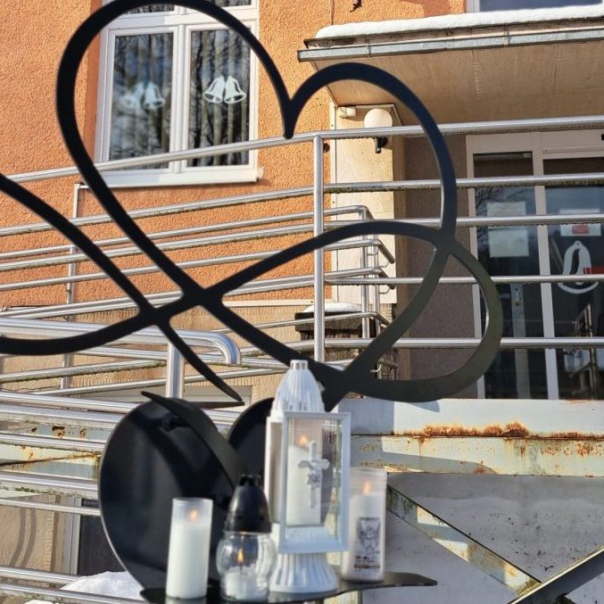 Spomienkové miesto pred budovou gymnázia v Spišskej Starej Vsi.