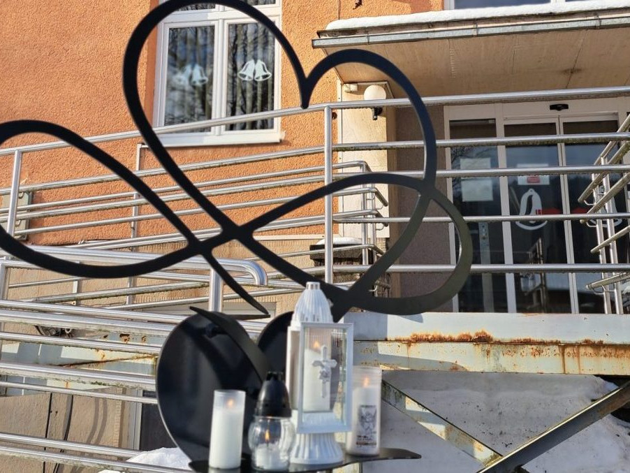 Spomienkové miesto pred budovou gymnázia v Spišskej Starej Vsi.