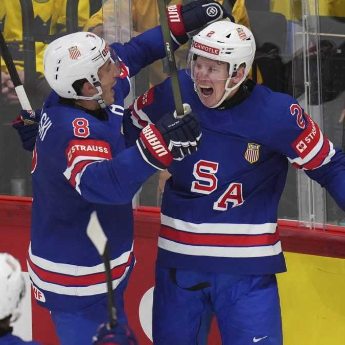 Hokejisti USA oslavujú po góle proti Švédsku na svetovom šampionáte.