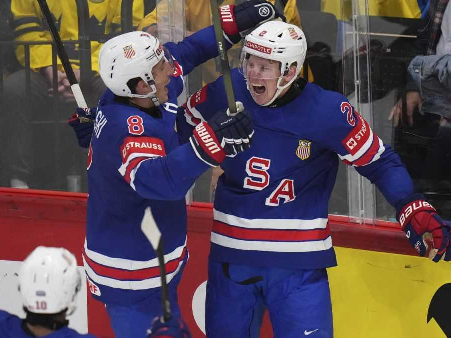 Hokejisti USA oslavujú po góle proti Švédsku na svetovom šampionáte.
